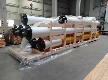 Production of oversized export crates and boxes including product-specific bracing and precise securing