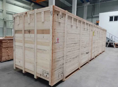 Production of oversized export crates and boxes including product-specific bracing and precise securing