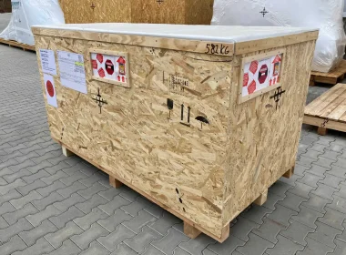 Transport crate for sensitive goods with shock and tilt indicators