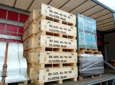 Reusable transport packaging with secure locking latches
