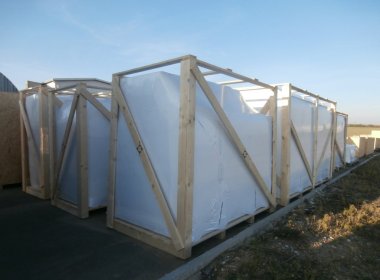 Kombinace dřevěné klece a zatavení do smrštitelné fólie pro zvýšenou ochranu během přepravy a skladování