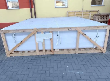 Kombinace dřevěné klece a zatavení do smrštitelné fólie pro zvýšenou ochranu během přepravy a skladování