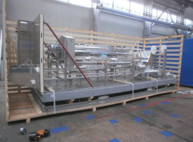 Kompletace přepravní klece u zákazníka - balení linek a strojů