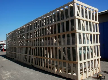 Nadrozměrné zařízení zabalené do dřevěné přepravní klece - připraveno na export