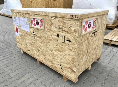 Zámořská bedna s indikátory nárazu a překlopení - dřevo tepelně ošetřeno dle exportního standardu IPPC / ISPM 15