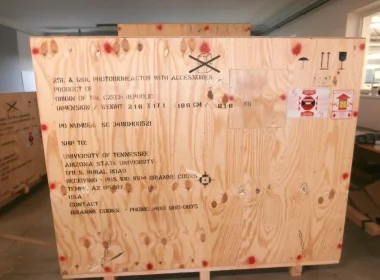 Overseas crate with screw joints - red-marked joints for easy on-site assembly and disassembly